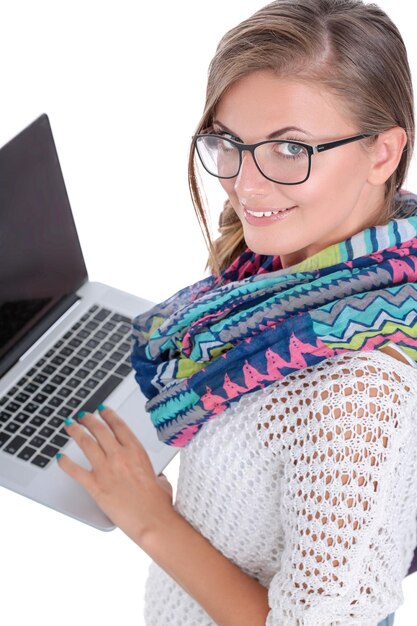 흰색 배경에 노트북과 웃는 십대 학생