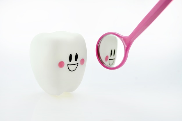 笑顔の歯の感情と歯の鏡