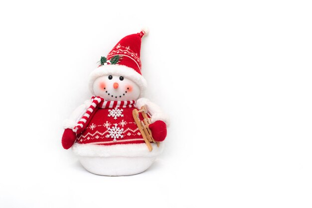 улыбающийся игрушечный снеговик на белом