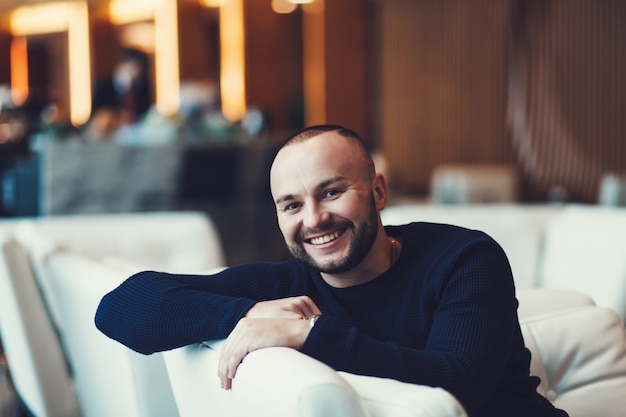 Sorridente giovane con la barba lunga