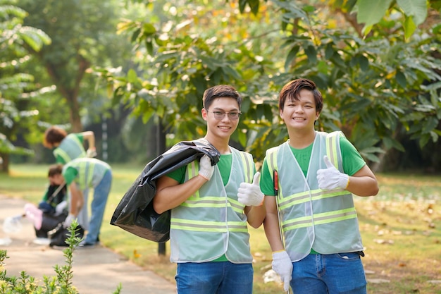 写真 笑顔のボランティアが親指を上げている