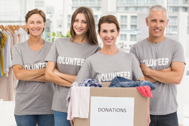 Volontari sorridenti con scatola di donazione