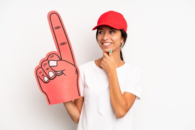 Foto sorridendo con un'espressione felice e sicura con la mano sul mento