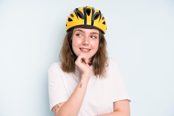 Photo smiling with a happy confident expression with hand on chin