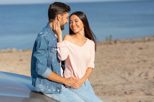 写真 笑顔の女性と手をつないで手をつないでいる男