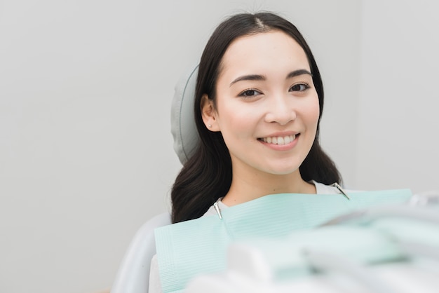 Photo smiling woman at dentist