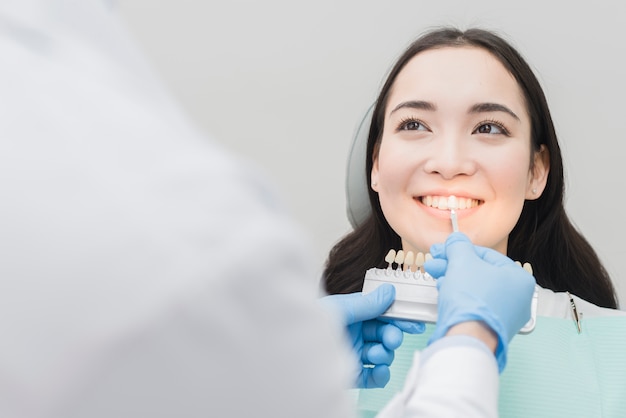 Photo smiling woman at dentist