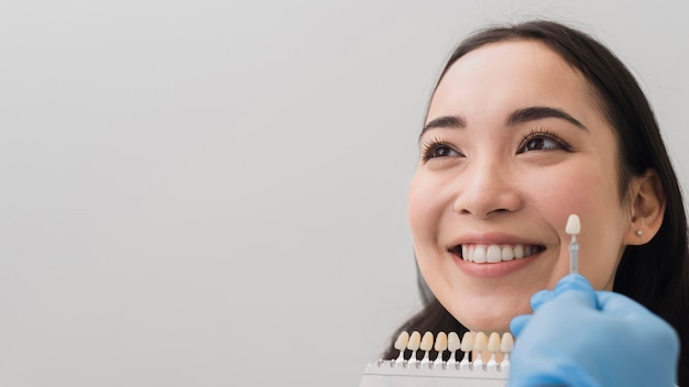 Foto donna sorridente al dentista