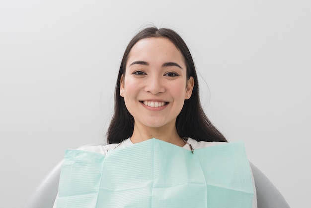 Donna sorridente al dentista