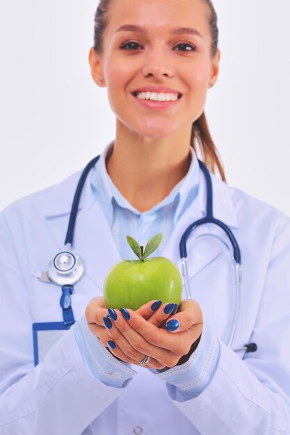 Foto medico donna sorridente con una mela verde medico donna