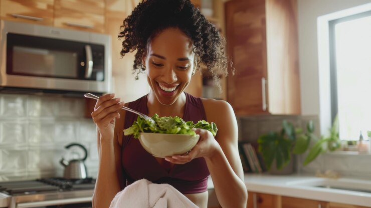 Photo the smiling woman eating salad