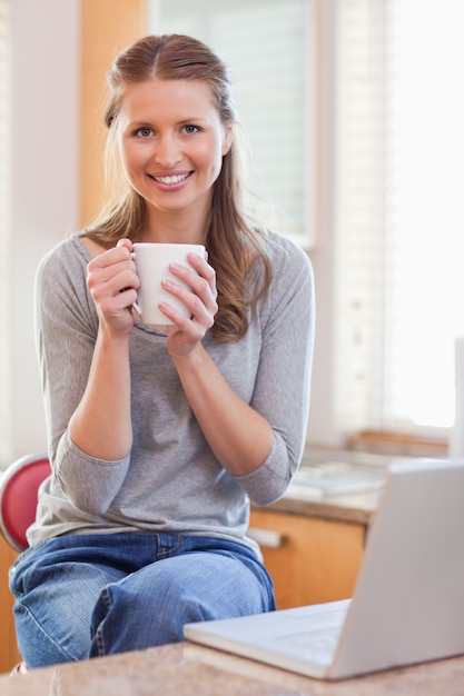 Donna sorridente che gode del caffè