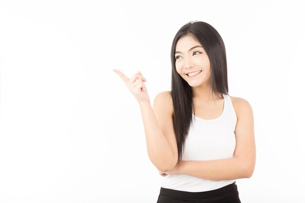 색 배경 에 서 있는 미소 짓는 여자