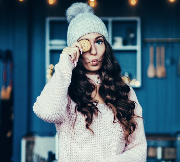 Photo smiling woman having fun holding biscuit