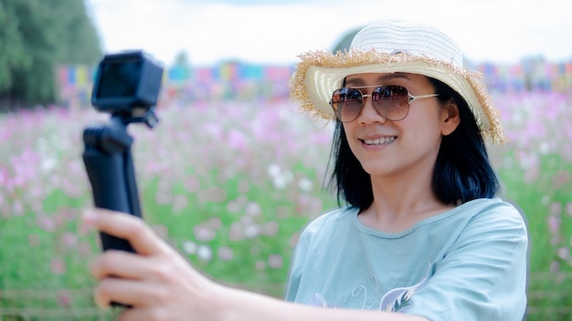 Photo smiling woman holding camera