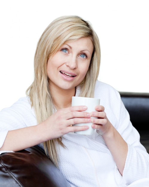 コーヒーを飲みながら笑顔の女性