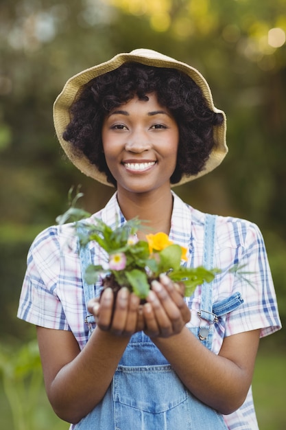 Fiori sorridenti della tenuta della donna nel giardino