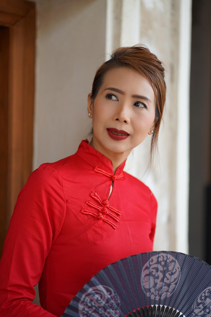 Photo 笑顔の女性が手の扇風機を握りながら目をそらしている