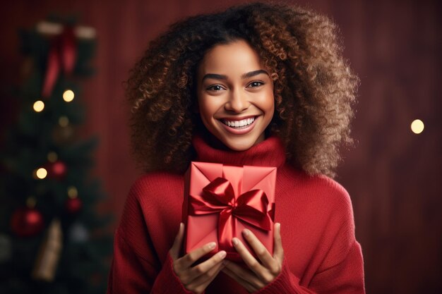 Photo smiling woman holding present