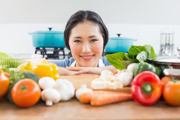 写真 キッチン、野菜の前に笑顔の女性