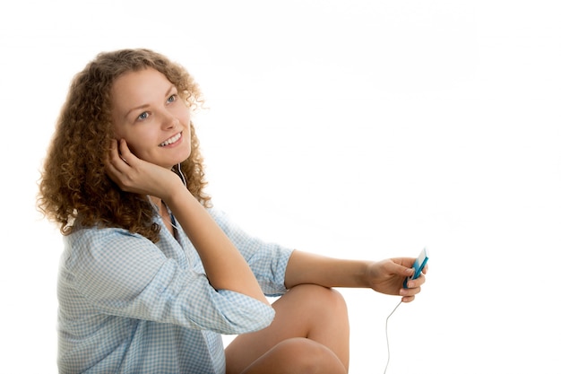 Photo smiling woman listening music