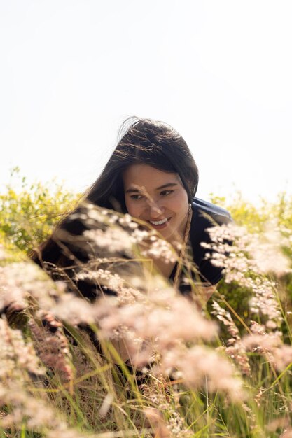 Photo smiling woman looking at plants