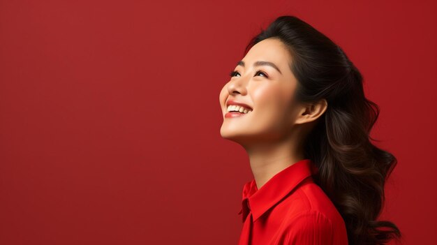 Photo a smiling woman looking towards the side on a bright background