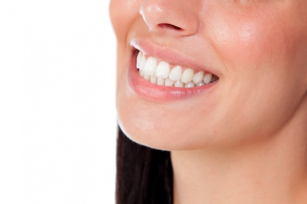 Bocca sorridente della donna con i grandi denti