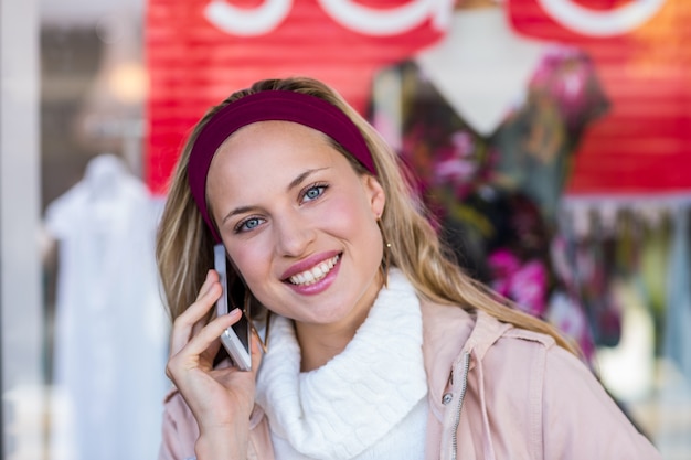 スマートフォンで笑顔の女性の電話