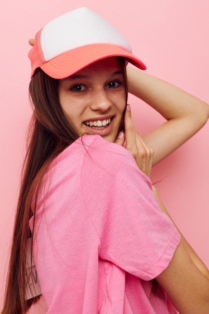 Photo smiling woman pink tshirts with cap on her head fashion summer style