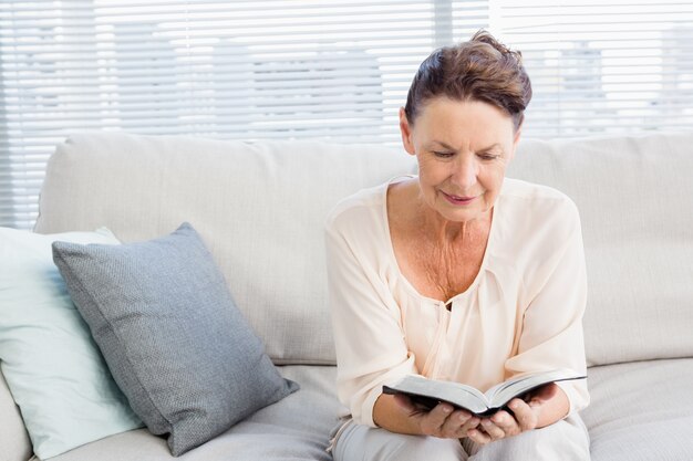 Libro di lettura sorridente della donna