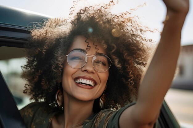 Photo smiling woman says hello sitting in car travel gesture and people concept smiling young african american woman waving hand happy