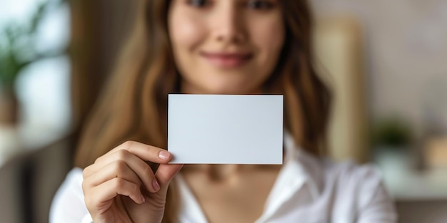 Foto donna sorridente che mostra una carta sconto