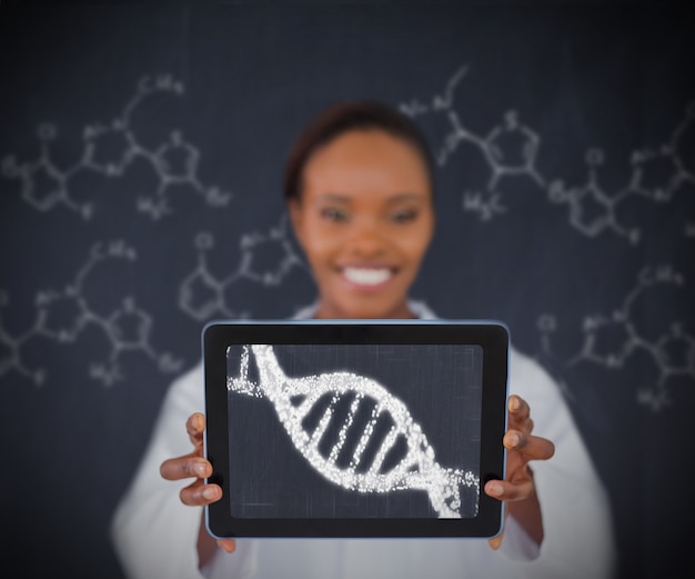 DNA 나선을 보여주는 웃는 여자