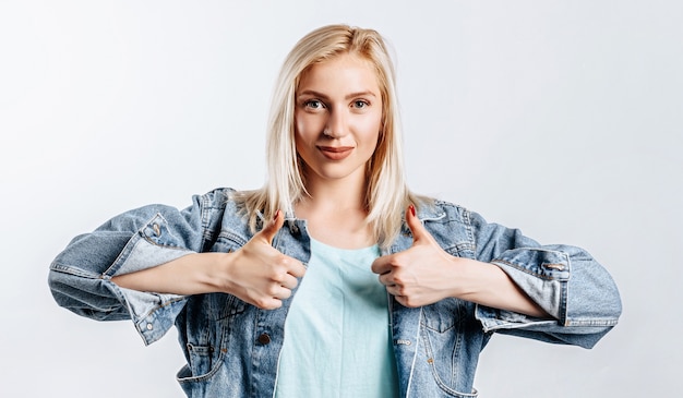 Photo smiling woman showing thumbs up on white space