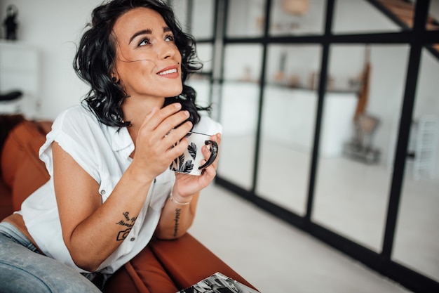 Photo smiling woman sitting at home