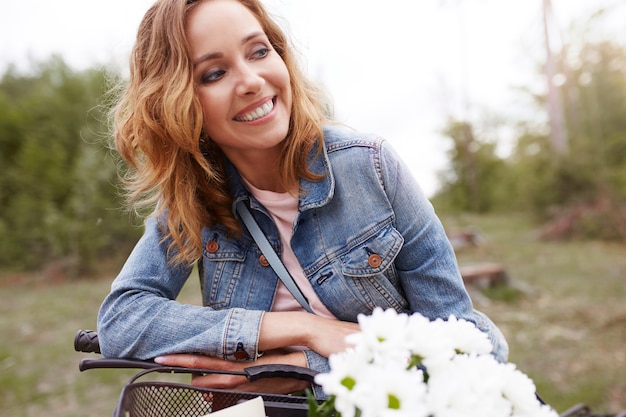 Photo smiling woman spending day in park