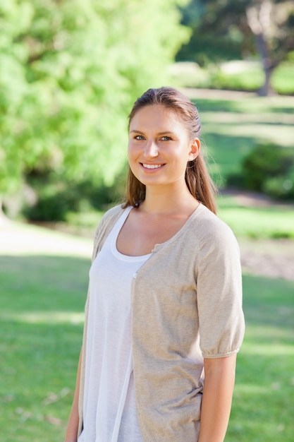 Photo smiling woman spending her time in the park