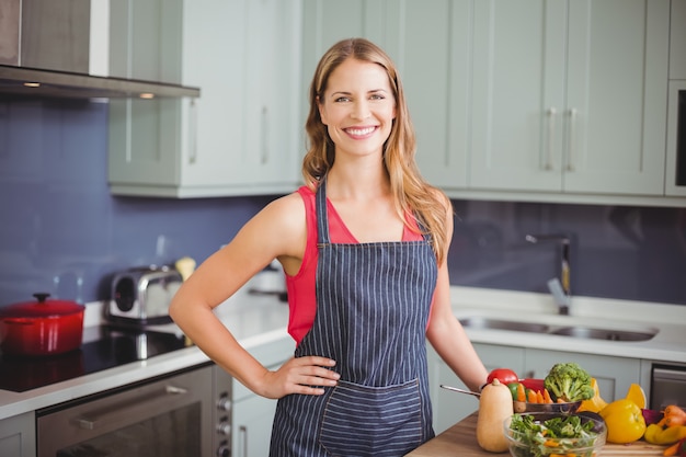 Donna sorridente che sta in una cucina