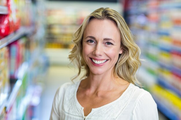 Donna sorridente al supermercato