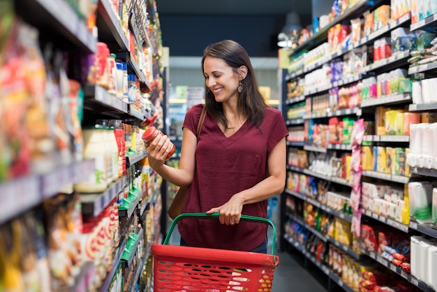 Donna sorridente al supermercato