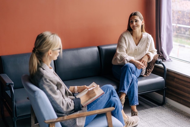 Photo a smiling woman talks to a professional coach about mental health and development