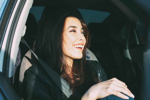 Photo smiling woman traveling in car