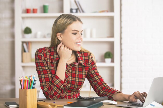 Photo smiling woman using laptop