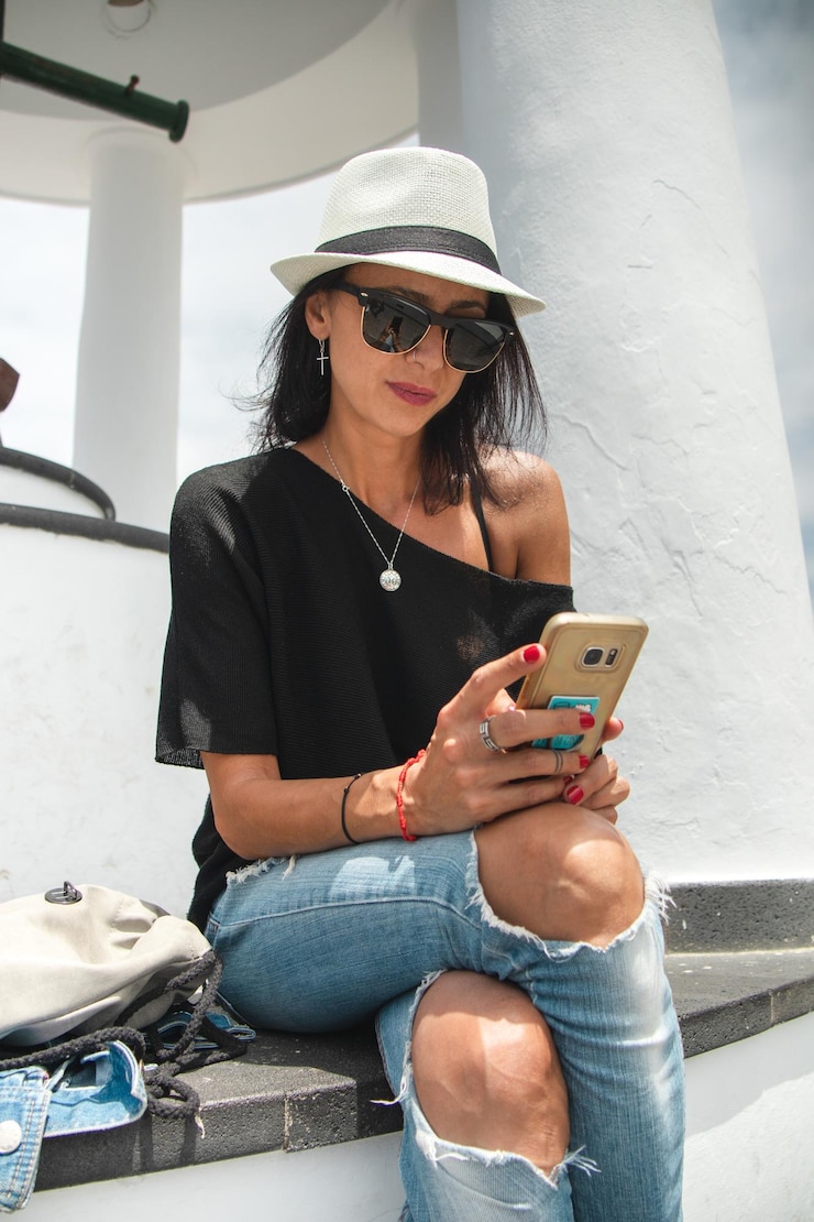 Photo smiling woman using mobile phone outdoors