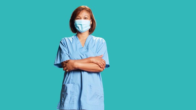 Photo smiling woman wearing clinical face mask