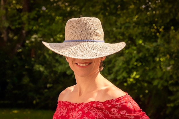 Foto donna sorridente che indossa un cappello