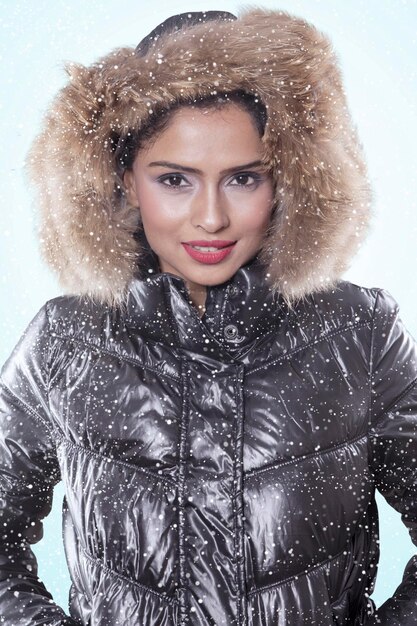 Photo smiling woman wearing winter jacket on studio