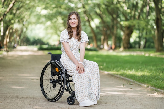 Photo smiling woman who lives with disability posing at park