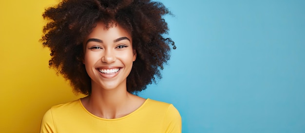 アフロヘアの笑顔の女性は、黄色の背景に青の服を着て、仕事やソーシャルメディアに電話を使用しています